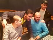 صور.. محمد رجب يتابع مكساج أغنية "رابع واره" مع فريق عمل "بيكيا"