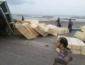 قارئ يشارك بصور انقلاب سيارة نقل ثقيل على أخرى ملاكى فى الإسكندرية 