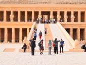 صور.. إقبال كبير للسائحين الأجانب على معبد الملكة حتشبسوت بالأقصر
