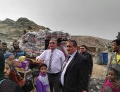 نائب محافظ القاهرة يوزع 500 بطانية على فقراء منشأة ناصر.. صور