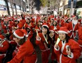صور.. مسيرة بزى سانتا كلوز احتفالا بالكريسماس فى اليابان