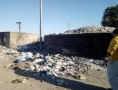 صور.. اضبط مخالفة.. القمامة تحاصر كوبرى بمركز البلينا وسقوط أحجاره   