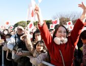 مواطنو اليابان يحتفلون بعيد ميلاد الإمبراطور أكيهيتو الـ 84