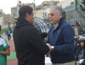 صور.. رئيس طنطا يترك مقصورة الاستاد لتحية مدرب الداخلية