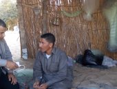 فيديو.. " غنيم" شاب سيناوى قهر إعاقته بإحتراف مهنة صناعة شباك الصيد .. صور