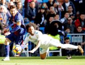 هل تحول البرنابيو لحديقة ميسي؟.. نجم برشلونة يصنع هدفا بدون حذاء