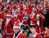صور.. احتفالات بزى "سانتا كلوز" مع اقتراب الكريسماس فى الصين واليابان