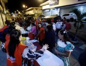 صور.. جمعية روح القدس الخيرية بكوستاريكا توزع مساعدات على المشردين بالشوارع
