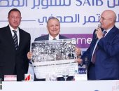 رئيس المصرى يهدى الخطيب صورة تذكارية لأول مباراة بين الفريقين (صور)