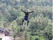 شاهد..أحمد الفيشاوى "بيتمرجح" بين أشجار إندونسيا من مسافات عالية