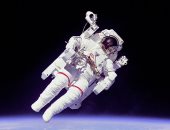 10 معلومات لا تعرفها عن "بروس ماكاندلس" أول رائد فضاء حر 
