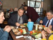 صور.. رئيس جامعة عين شمس ونوابه يتناولون وجبة الغداء مع طلاب المدينة الجامعية