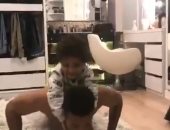 محمد رمضان للآباء: استمتعوا بكل لحظة مع أبنائكم وهم أطفال.. فيديو