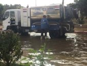 صور.. غرق طريق كورنيش أسوان 12 ساعة بسبب كسر خط مياه