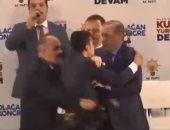 فيديو..ظن أنها محاولة اغتيال.. أردوغان يتعامل بعنف مع شاب حاول احتضانه فجأة