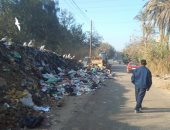 تراكم القمامة وعدم رصف الطريق يثير غضب الأهالى بقرية كفر العرب القليوبية 
