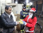 صور.. بابا نويل يوزع الحلوى على قوات الأمن أمام كنيسة القديس نيقولاوس بالمنصورة