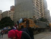 صور.. اضبط مخالفة.. أطفال يتسلقون سقف قطار أبو قير بالإسكندرية