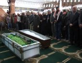 العشرات يتوافدون علي مسجد الحصري للمشاركة في جنازة صلاح عيسي