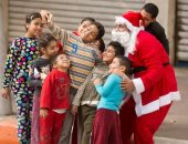 صور.. "سانتا كلوز الصعيد".. شباب يعيدون البهجة لأهالى قنا قبل نهاية العام