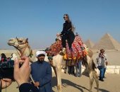 صور .. ملكة جمال اليونان تروج للسياحة المصرية من على ظهر الجمل