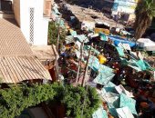 سوق عشوائى بمدينة فاقوس يغلق الطريق وقارئ يطالب بتخصيص أماكن للباعة