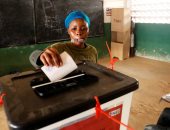 صور.. ناخبو ليبيريا يواصلون التصويت لليوم الثانى لانتخاب رئيس جديد