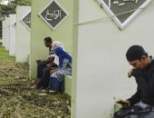 صور.. مواطنو إندونسيا يزورون مقابر ضحايا إعصار تسونامى