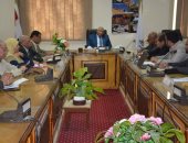 محافظ الوادي الجديد يلتقى وفد إحدى شركات الطاقة الشمسية وإنتاج الوقود الحيوي