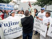 صور.. أنصار رئيس بيرو السابق يتجمعون أمام مستشفى يرقد فيها "فوجيمورى"