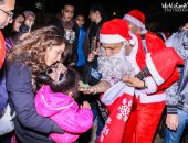 صور.. 4 شباب ينشرون البهجة فى شوارع مصر بزى بابا نويل