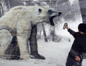 الجرافيتى مش بس عالحيطان.. فنان يرسم حيوانات مجسمة على "استريتش الطعام"