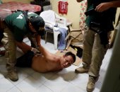 صور.. شرطة الفلبين تقتحم أوكار تجارة المخدارت وتعتقل عددا منهم