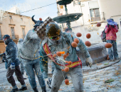 حرب البيض والدقيق.. حكاية أغرب مهرجان فى إسبانيا (فيديو)