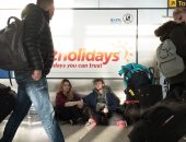 صور.. الركاب يفترشون الأرض بمطارات لندن بعد إلغاء الرحلات بسبب سوء الطقس