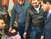 محافظ الغربية يستقبل والد طفلة مصابة بشلل رباعى ويوجه بسرعة علاجها