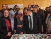 محافظ الإسكندرية يفتتح معرض السلع الغذائية ومنتجات الشباب