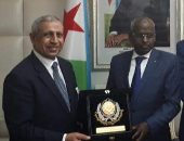 رئيس وزراء جيبوتى يكرم رئيس الأكاديمية العربية.. ويقلده وسام الاستقلال