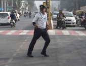 صور.. "شرطى راقص" يخطف أنظار المارة خلال تنظيم المرور فى الهند