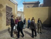 صور.. فريق من النيابة الإدارية يعاين موقع سرقة مخزن مدرسة داوود بنجع حمادي 