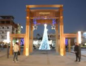 صور.. ميادين الغردقة تتزين بأشجار عيد الميلاد لاستقبال العام الجديد
