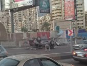 قارئ يشارك بصور حادث انقلاب سيارة ملاكى بكوبرى سيدى جابر فى الإسكندرية