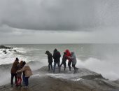 صور.. احتفالات الفرنسيين بليلة رأس السنة أمام أمواج البحر فى باريس