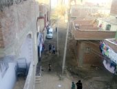 قارئ يشكو وجود عواميد كهربائية وأسلاك عارية فى منتصف شارع المأذون بدهشور