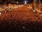 صور.. الآلاف يحتفلون برأس السنة بجادة الشانزلزيه فى العاصمة الفرنسية باريس