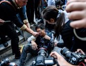 صور.. اشتباكات بين قوات الشرطة الصينية ومتظاهرين بسبب قطار السكك الحديد