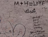 رسائل الأحبة على جدران قلعة قايتباى بالإسكندرية تشوه شكلها الأثرى.. صور