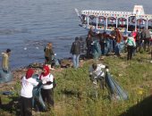 صور.. شباب الأقصر والأجانب يطلقون مبادرة تنظيف نهر النيل من المخلفات