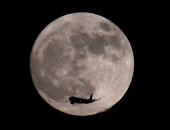صور.. القمر العملاق يزين العام الجديد بإطلالة رائعة فى أغلب دول العالم