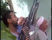 فيديو.. تبادل إطلاق نار بالأسلحة الثقيلة بين بعض العائلات فى قنا